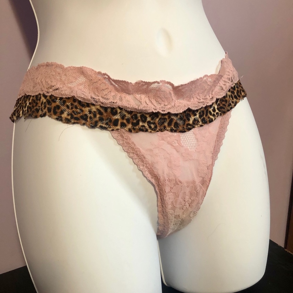 NWOT Victoria Secret lace thong size Medium